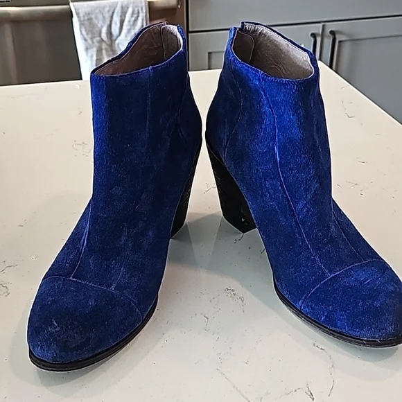 Vince Camuto Shoes Nwt Vince Camuto Blue Suede Ankle Boots Sz